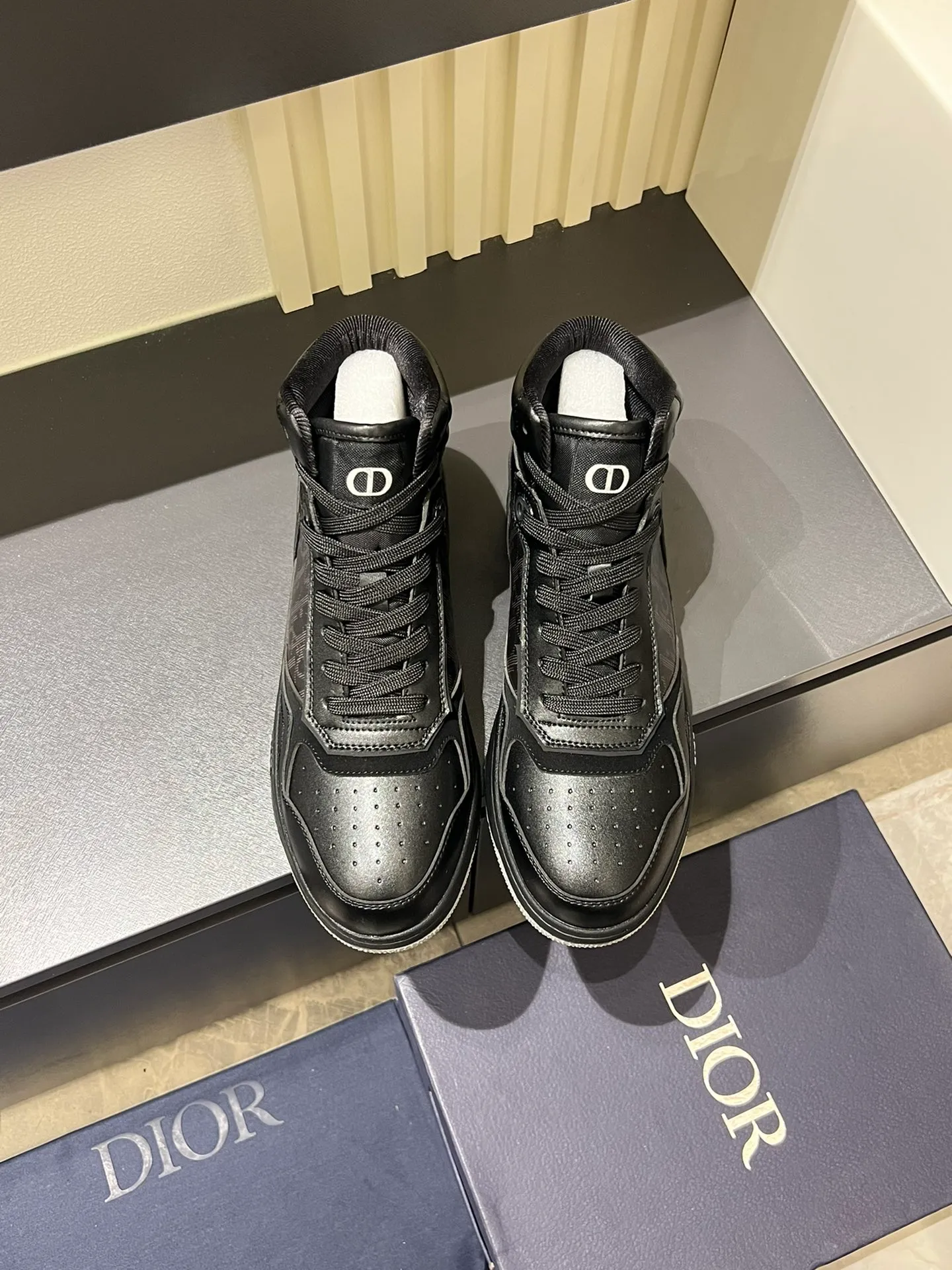 Men's shoes 💰p460 "Dio*" mid-top B27 casual sneakers. This B27 high-top sneaker is a new product in the series and continues Di*r's classic style. Crafted from gray and white smooth calf leather with beige and black Oblique print panels on the sides. The "CD Icon" shaped shoelace eyelets are clever and delicate, and the two-color rubber sole, rear collar and heel are all equipped with the brand's iconic details to enhance the style. Oblique printed straps at the ankle allow for an adjustable fit to complement the overall design. Fashionable and versatile, it can complement any look. Create an exquisite design with unique dynamic vitality and modern atmosphere, presented in low-top and high-top styles. This new must-have shoe adds a new dimension to Dior's archive heritage, embodying modern elegance. Purchase the original version and make it 1:1. If you need top quality, please come to me! Male 38-44!